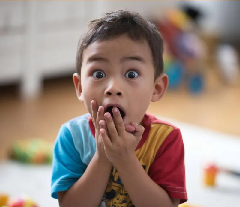 Budak lelaki menutup mulut kerana terkejut